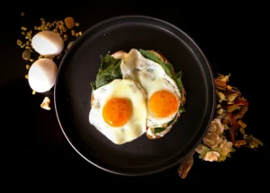 Protein-rich breakfast with eggs for recovery and rehabilitation